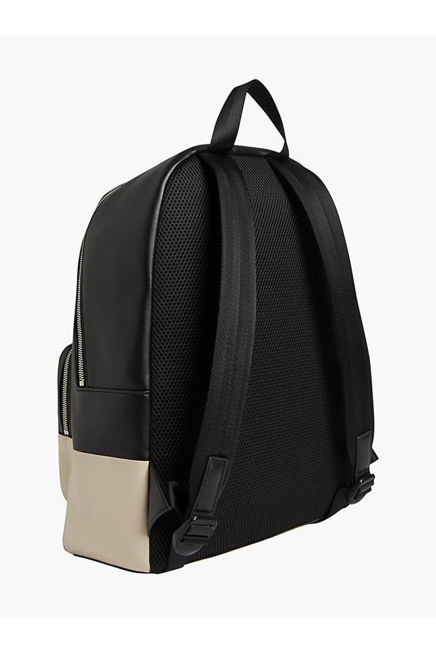 Calvin Klein CK Logo Baskılı Ön Bölmeli Kadın Sırt Çantası Black / White