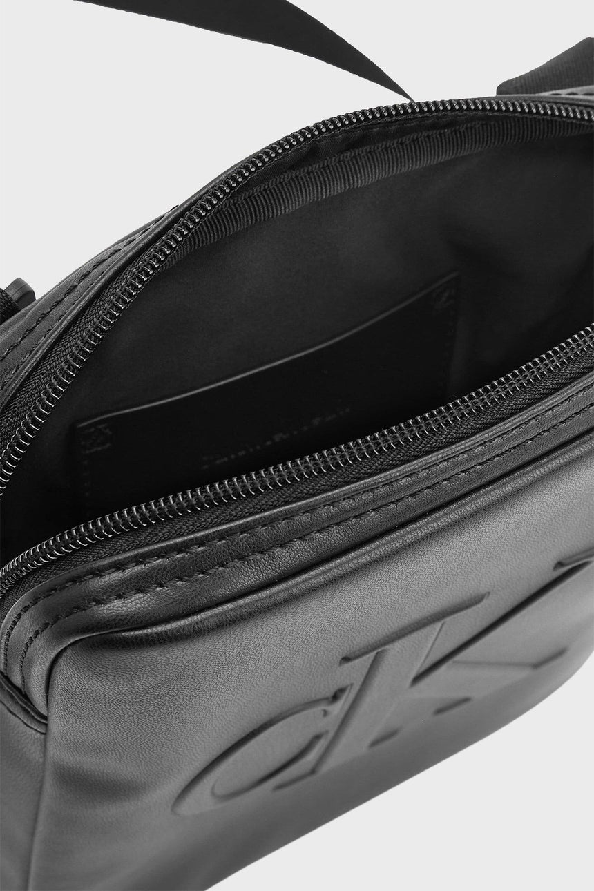 Calvin Klein CK Kabartma Logolu Fermuarlı Erkek Çapraz Askılı Çanta Black