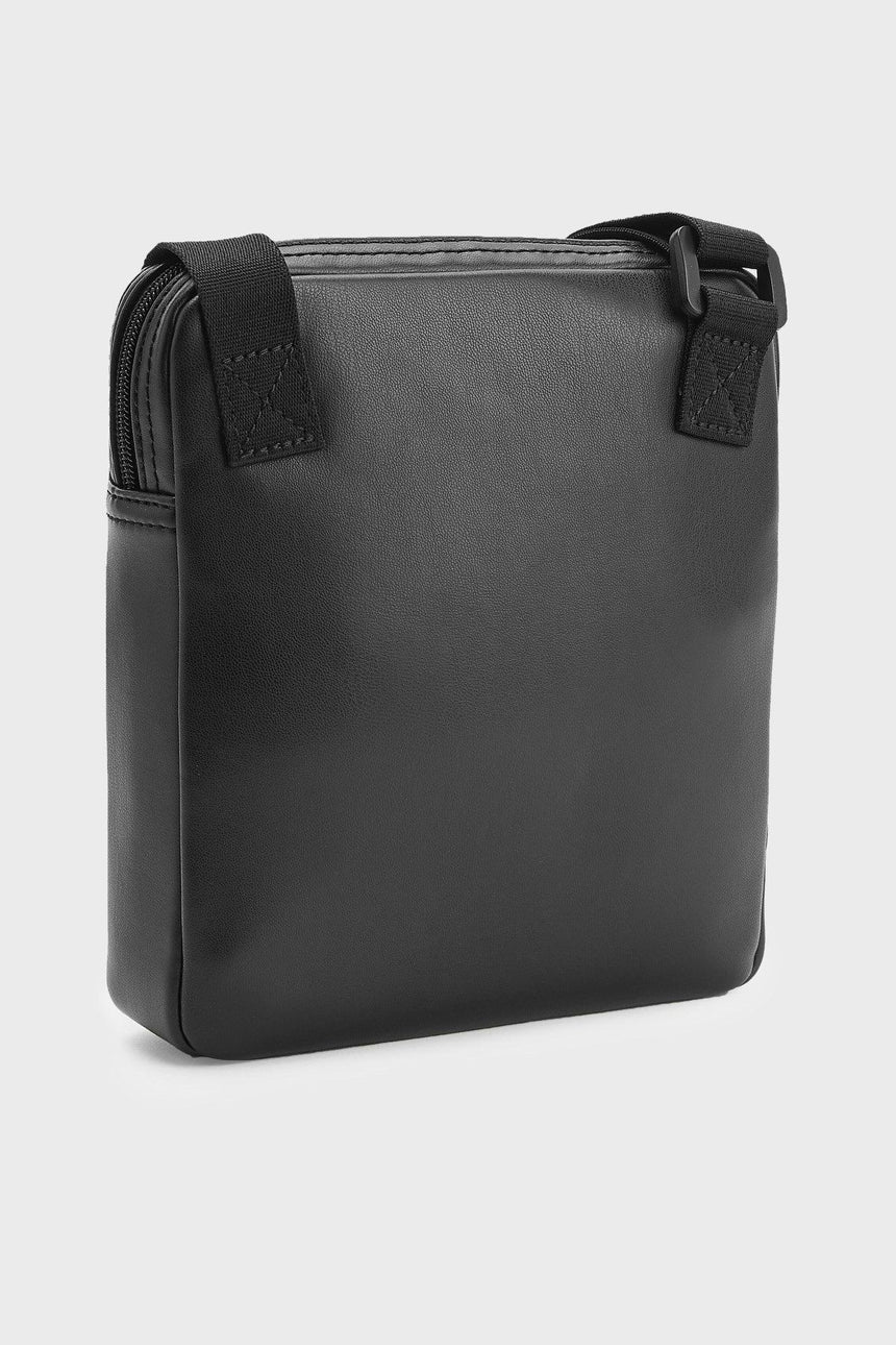 Calvin Klein CK Kabartma Logolu Fermuarlı Erkek Çapraz Askılı Çanta Black