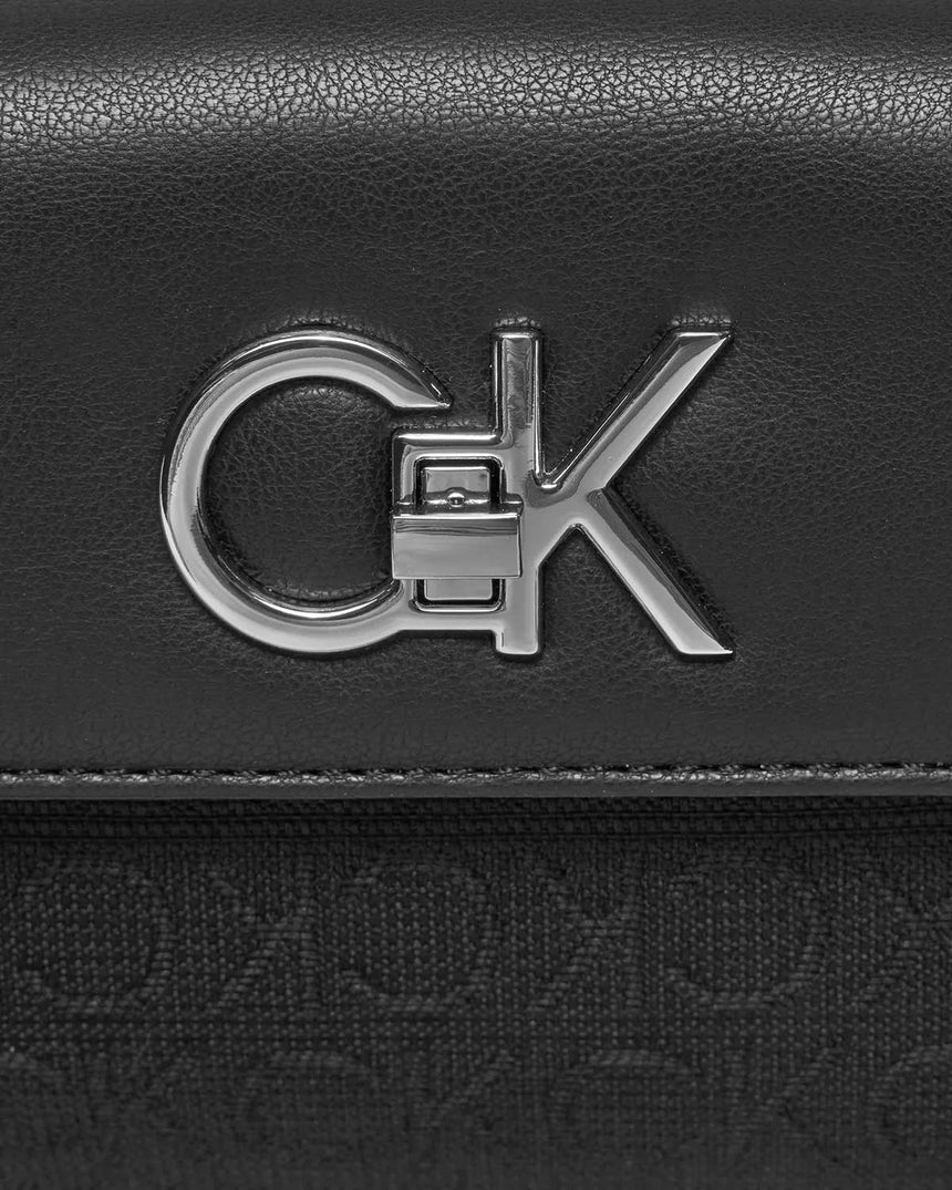 Calvin Klein Zincir Detaylı Çapraz Askılı Çanta Black