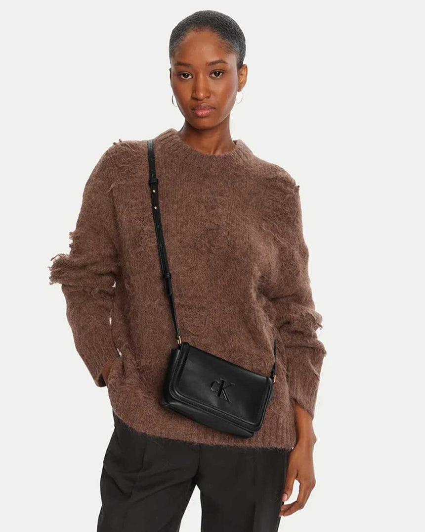 Calvin Klein Kalın Logolu Kapaklı Çapraz Askılı Çanta Black