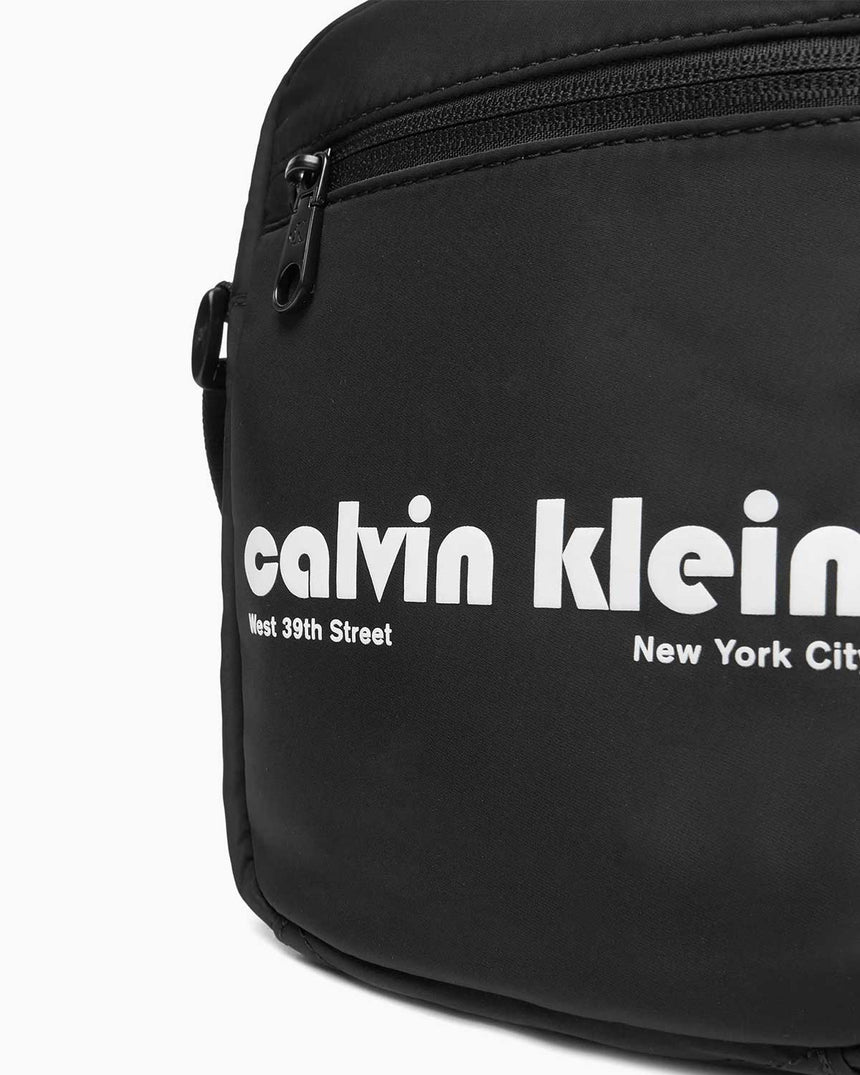 Calvin Klein Grafik Desenli Muhabir Erkek Çapraz Askılı Çanta Black