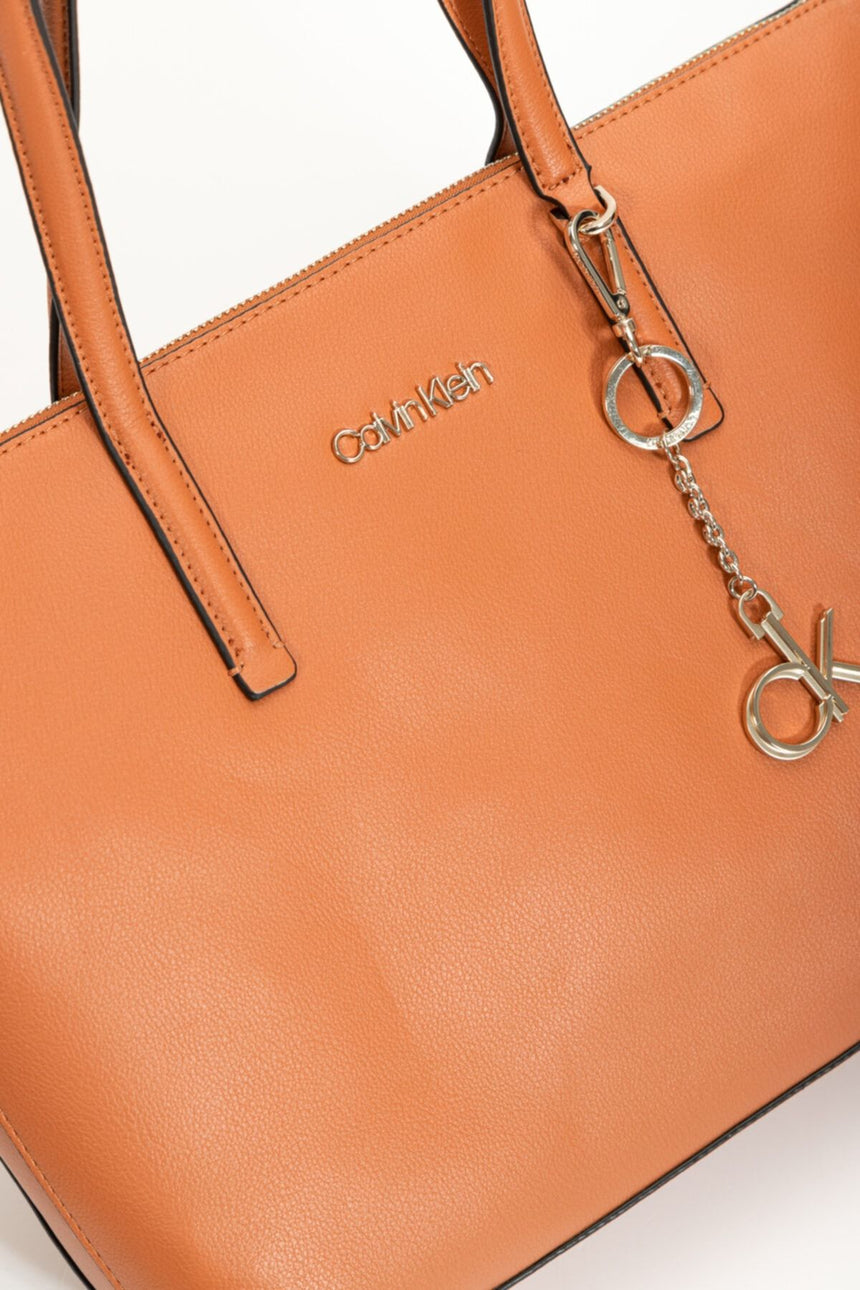 Calvin Klein Kadın Shopper Md Tote Omuz Çantası Cognac