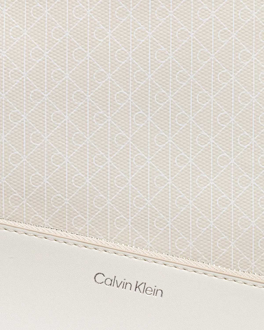 Calvin Klein Logo Kaplamalı Kadın Küçük El Çantası LILY WHITE AOP
