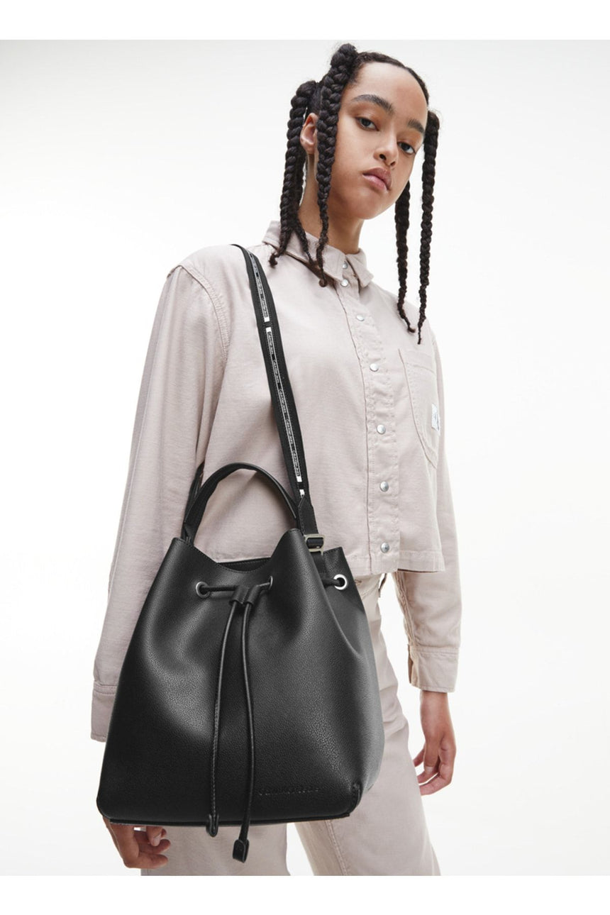 Calvin Klein Büzgülü Kapanan Logo Askılı Kadın Omuz Çantası Black