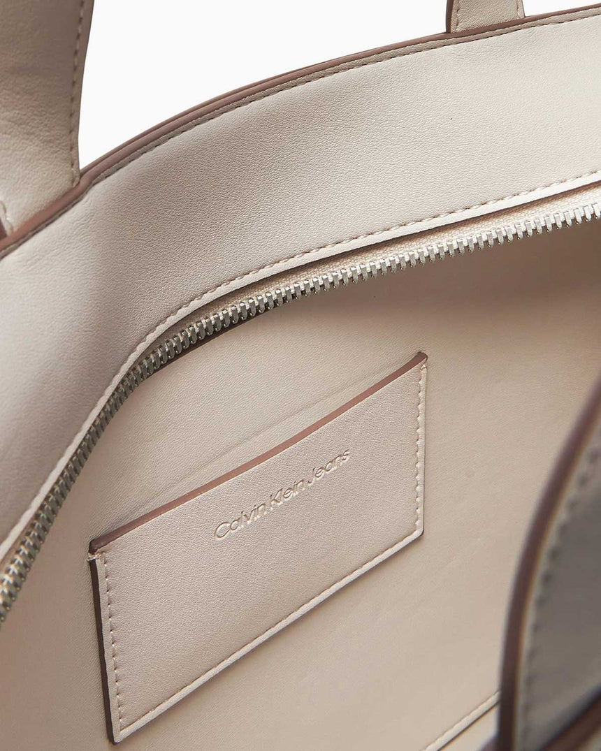 Calvin Klein Kabartmalı Mini Tote Kadın El Çantası Lily White