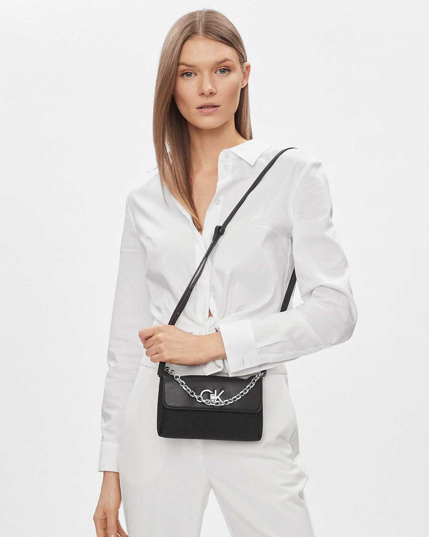 Calvin Klein Zincir Detaylı Çapraz Askılı Çanta Black