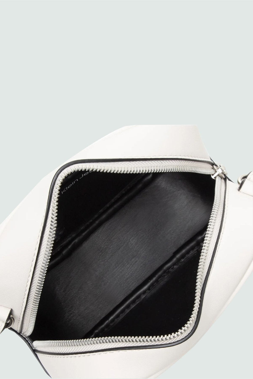 Calvin Klein Sculpted Camera Bag Mono Kadın Çapraz Çanta Eggshell