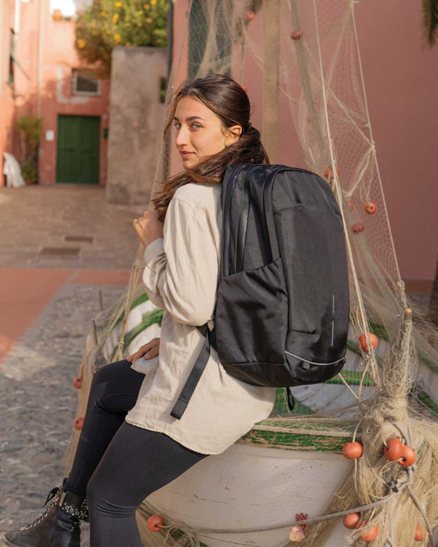 XD Design Bobby Explore 17 Inc Uyumlu Suya Dayanıklı Usb Şarj Girişli Hırsızlık Önleyici Sırt Çantası Black