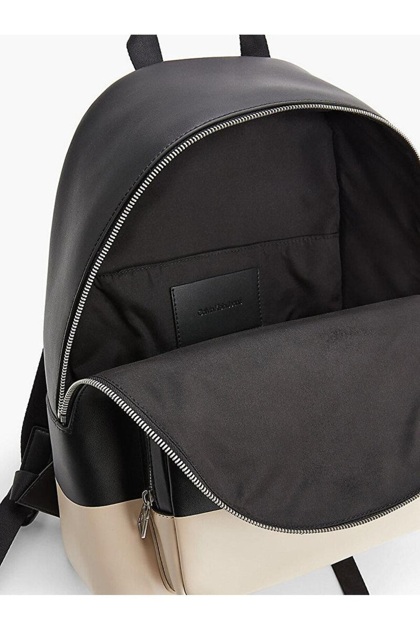 Calvin Klein CK Logo Baskılı Ön Bölmeli Kadın Sırt Çantası Black / White