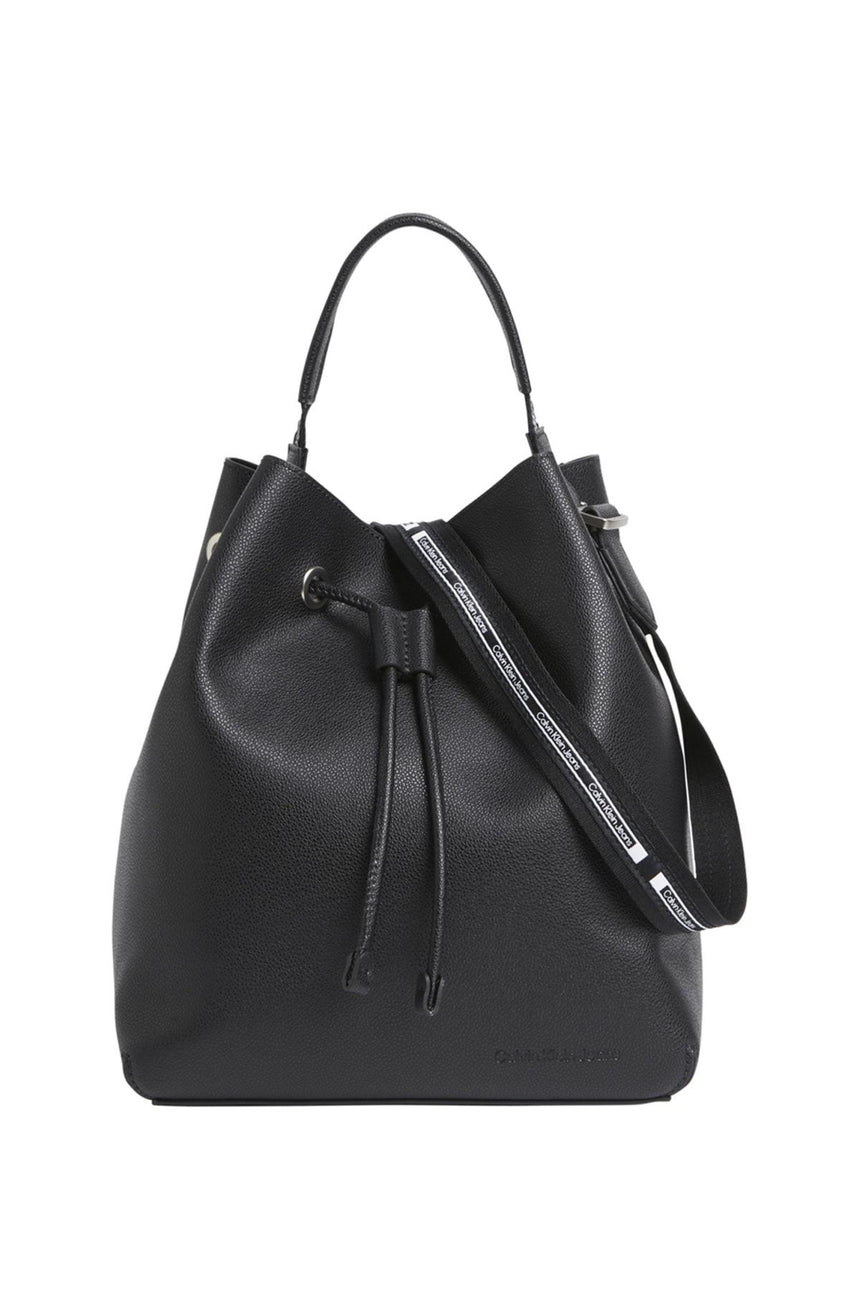 Calvin Klein Büzgülü Kapanan Logo Askılı Kadın Omuz Çantası Black