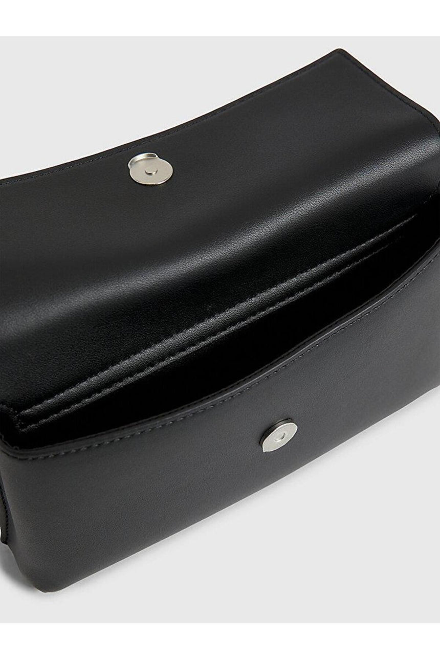 Calvin Klein Çapraz Askılı Kadın Çantası Siyah