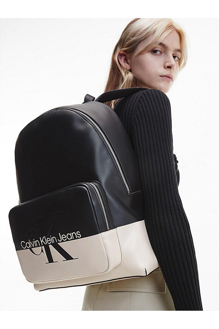 Calvin Klein CK Logo Baskılı Ön Bölmeli Kadın Sırt Çantası Black / White