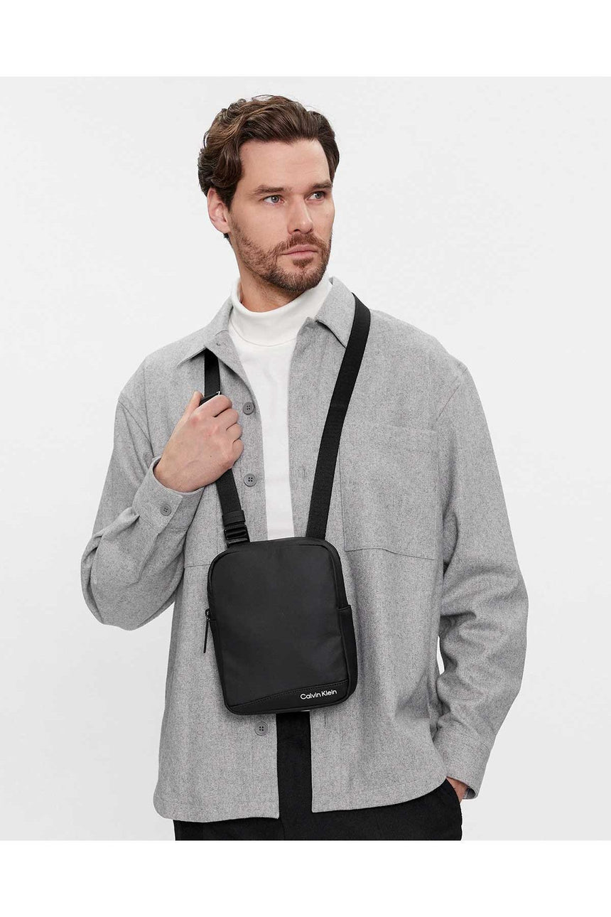 Calvin Klein Rubberized Reporter Çapraz Askılı Çanta Black