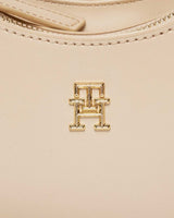 Tommy Hilfiger Refined Chain Zincir Detaylı Omuz Çantası Beige