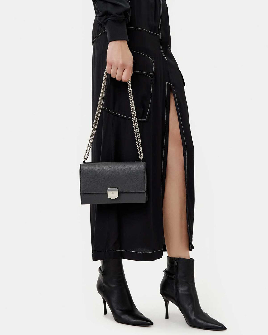 Calvin Klein Forged Lock Small Flap Kadın Çapraz Askılı Çanta Black