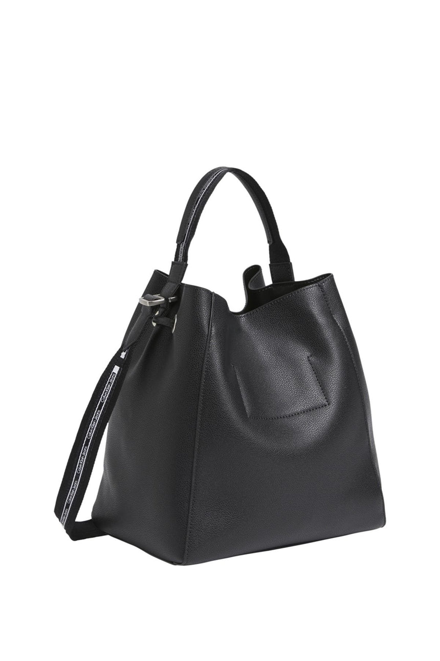 Calvin Klein Büzgülü Kapanan Logo Askılı Kadın Omuz Çantası Black