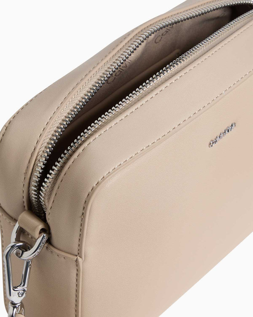 Calvin Klein Must Small Logolu Çapraz Askılı Çanta Crockery