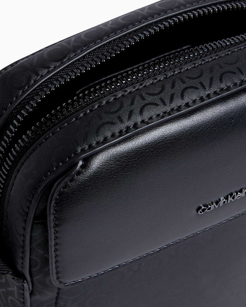 Calvin Klein Sleek Reporter Çapraz Askılı Çanta Black Industrial Mono