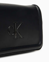 Calvin Klein Kalın Logolu Kapaklı Çapraz Askılı Çanta Black