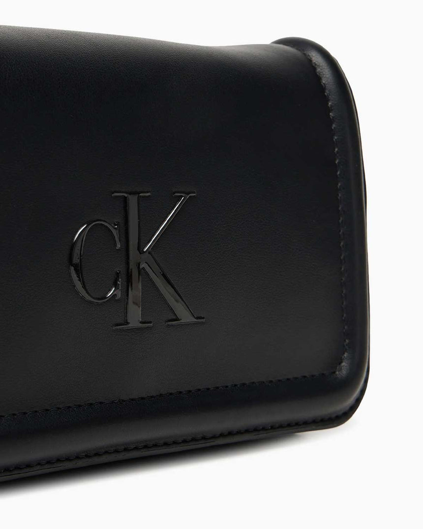 Calvin Klein Kalın Logolu Kapaklı Çapraz Askılı Çanta Black