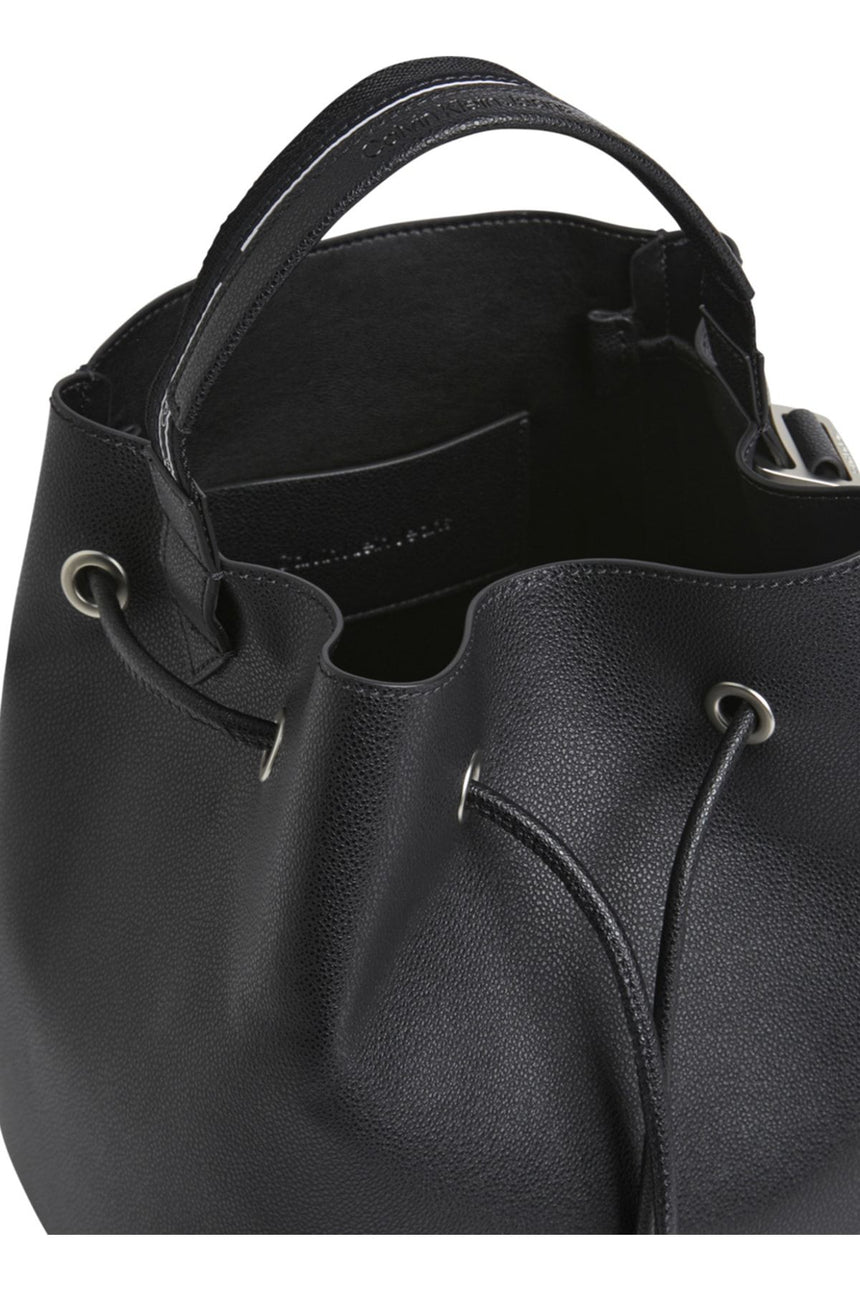 Calvin Klein Büzgülü Kapanan Logo Askılı Kadın Omuz Çantası Black