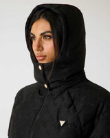 Guess Jakarlı Kapüşonlu Uzun Puffe Kadın Aktif Mont 4G JACQUARD JBLK MON
