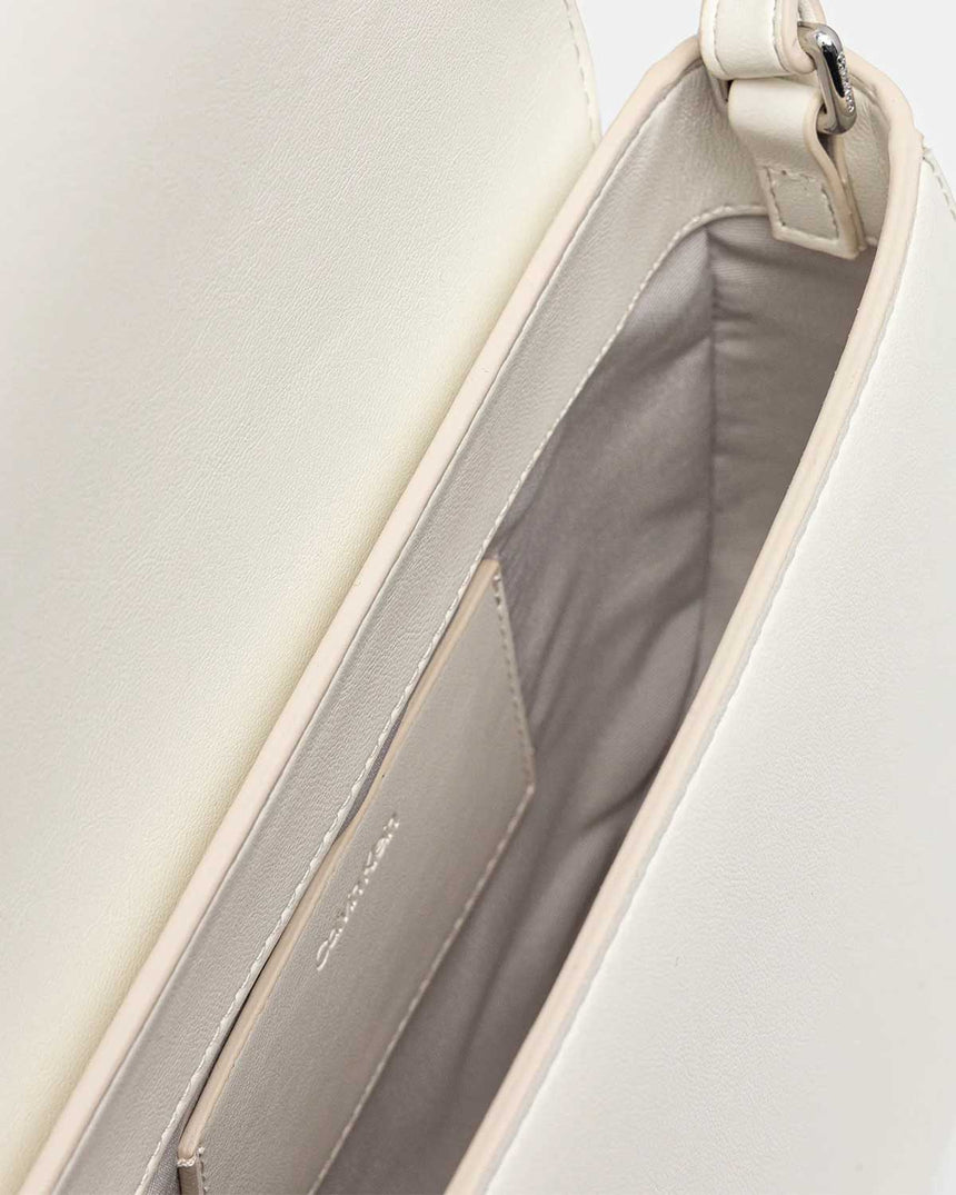 Calvin Klein Saddle Kalın Logolu Kadın Çapraz Askılı Çanta Lily White