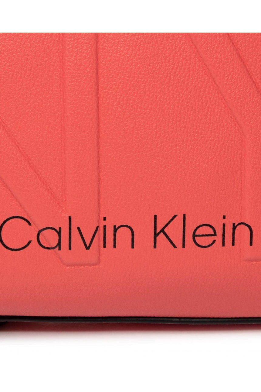 Calvin Klein Ny Shaped Ew Çapraz Askılı Kadın Çantası Coral