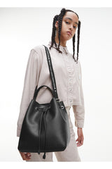 Calvin Klein Büzgülü Kapanan Logo Askılı Kadın Omuz Çantası Black